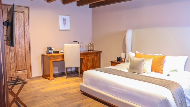 Interior of Deluxe King Room at Gamma Morelia Vista Bella