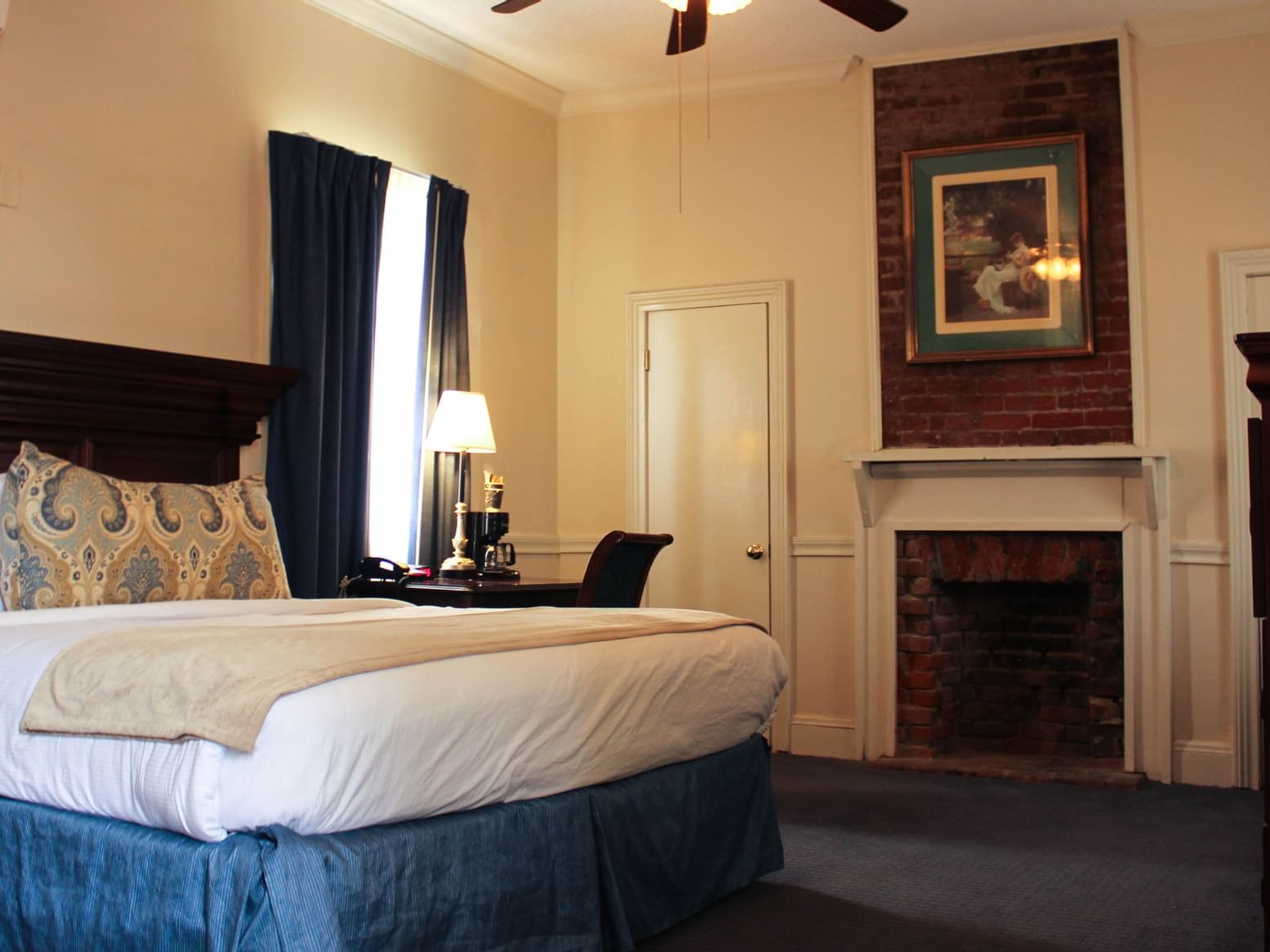 King Bed with Balcony Room with one bed at Hotel St. Pierre