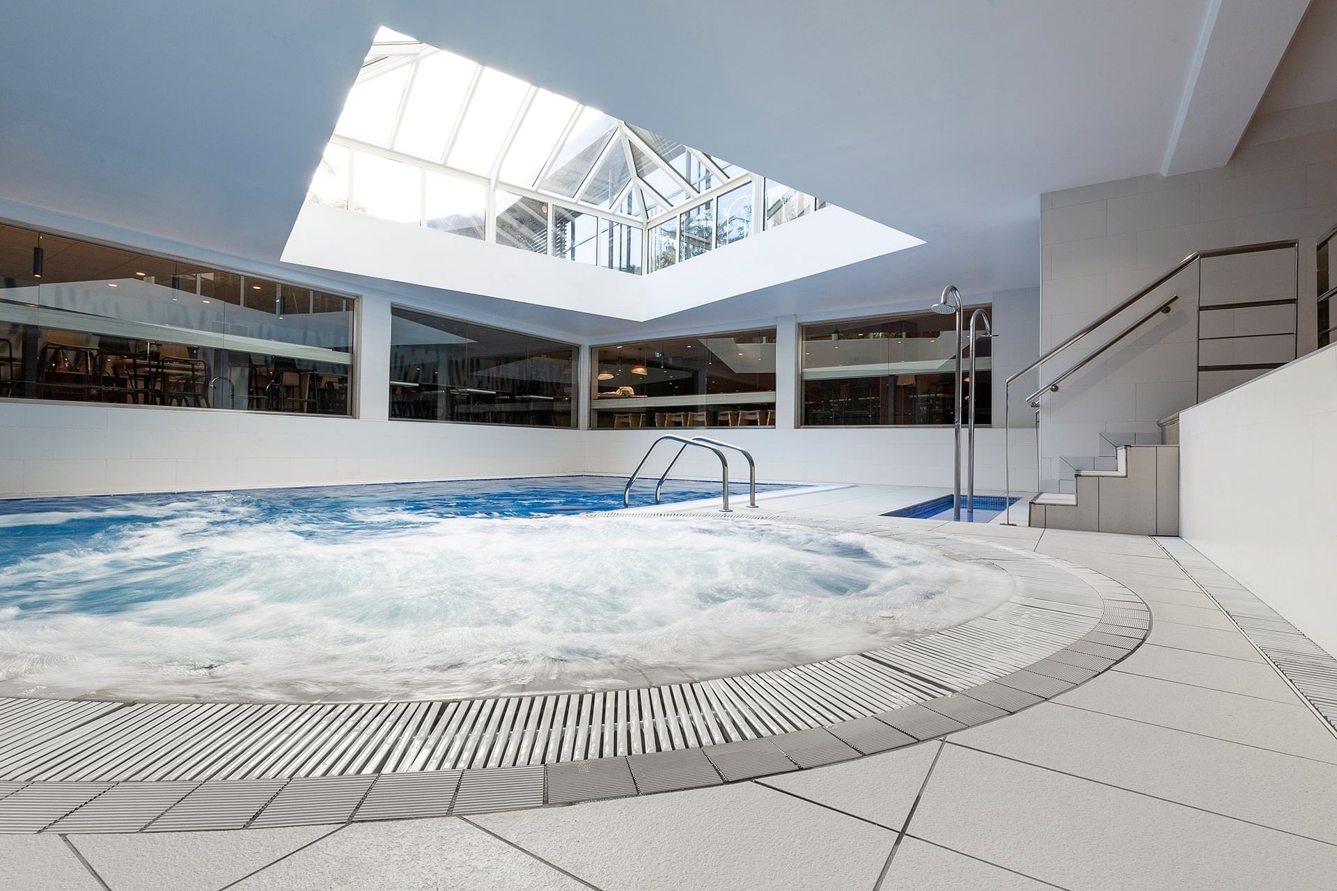 Mini piscine intérieure dans le spa à l'Oceania Paris Porte de Versailles