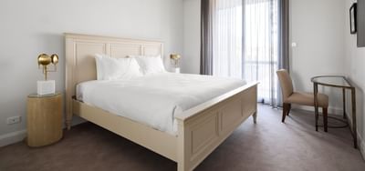 King bed, wooden headboard in Executive Room at Knightsbridge