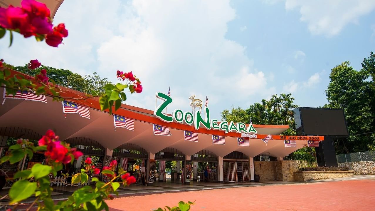 Entrance of the Zoo Negara near Sunway Hotel Pyramid
