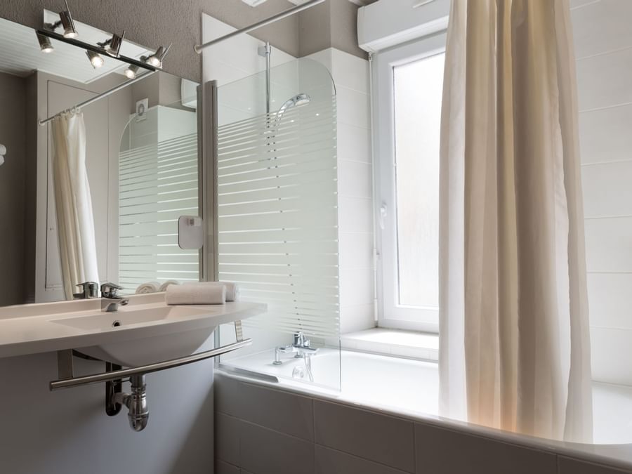 Bathroom vanity of bedrooms at Hotel Arum