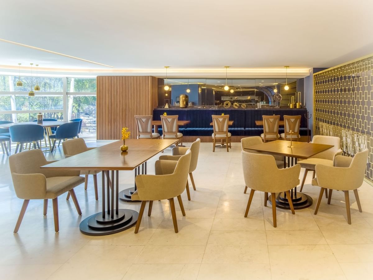 Montaje de mesa de comedor en restaurante Azur en Grand Fiesta Americana