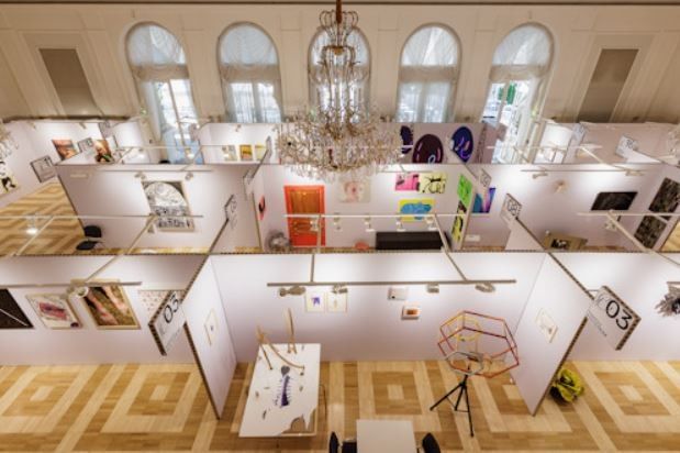 Moderne Kunstmesse in elegantem Ausstellungssaal.