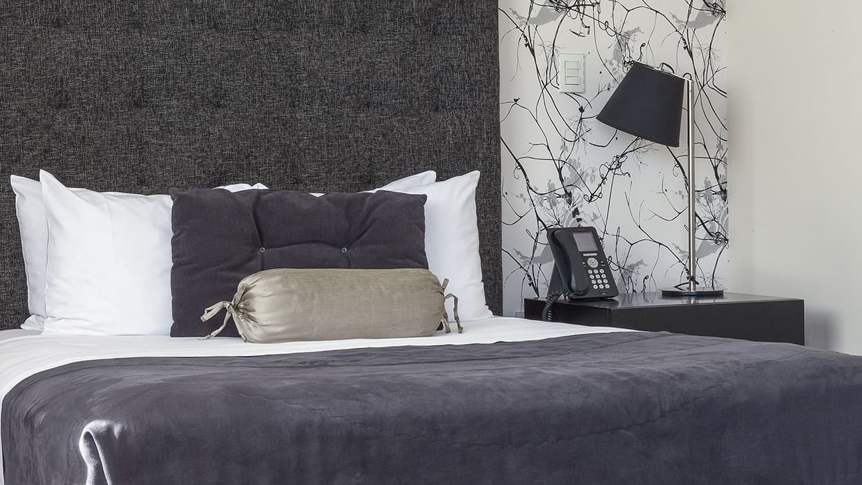 Bedroom arrangement in Deluxe King room at Gamma Morelia Beló