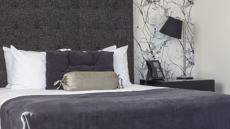 Bedroom arrangement in Deluxe King room at Gamma Morelia Beló