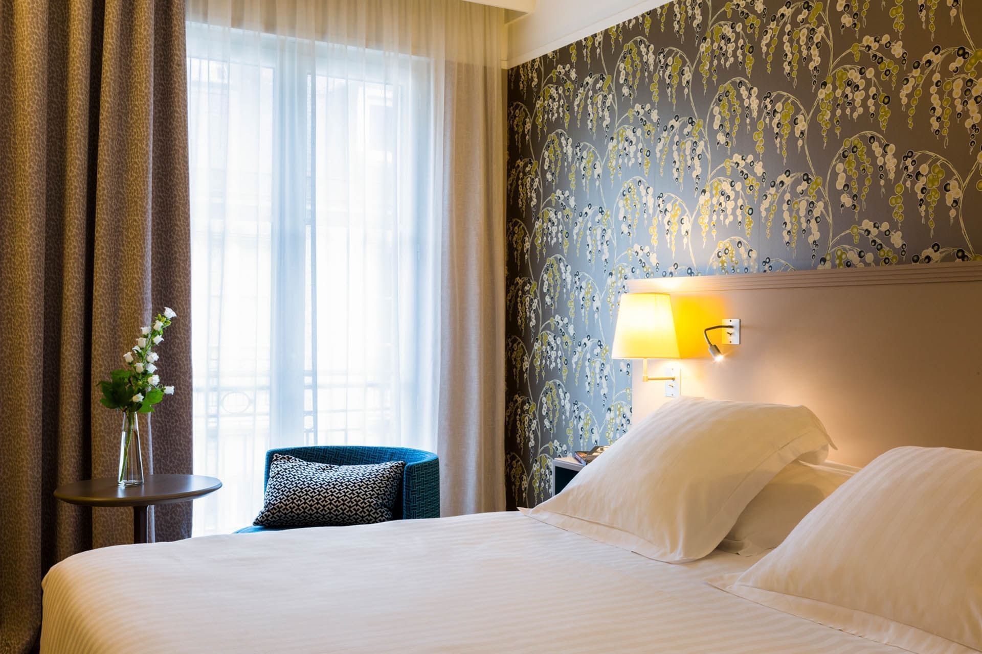 Intérieur de la chambre avec lit king-size, Oceania Hôtel de France Nantes