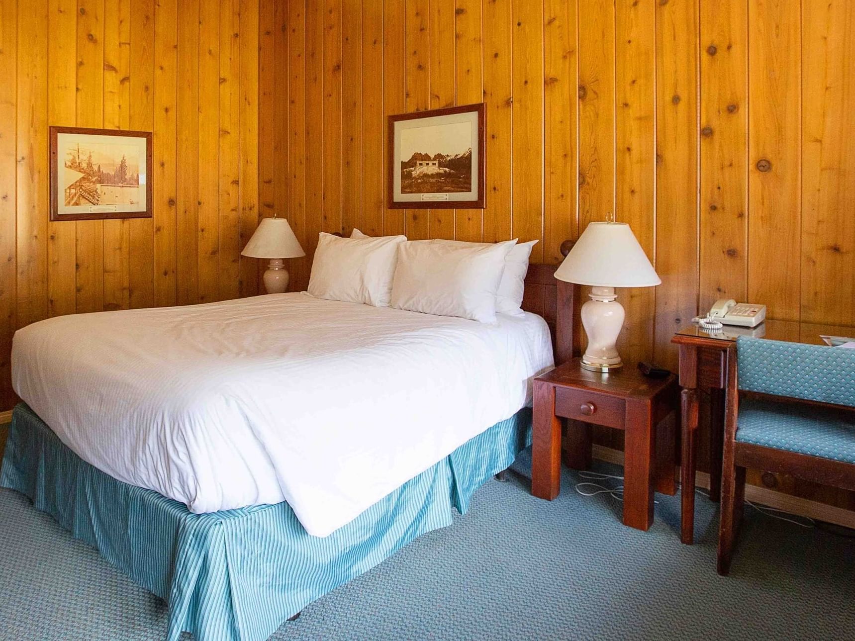 Juniper Standard 1 Queen with cozy bed at Fairmont Hot Springs Resort