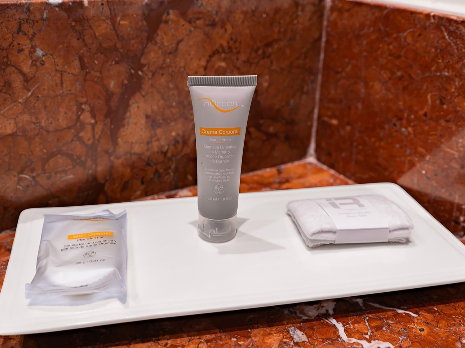 Kit de cortesía en bandeja de mármol en habitación De Lujo 2 Camas Dobles en Real Inn Perinorte Tlalnepantla.