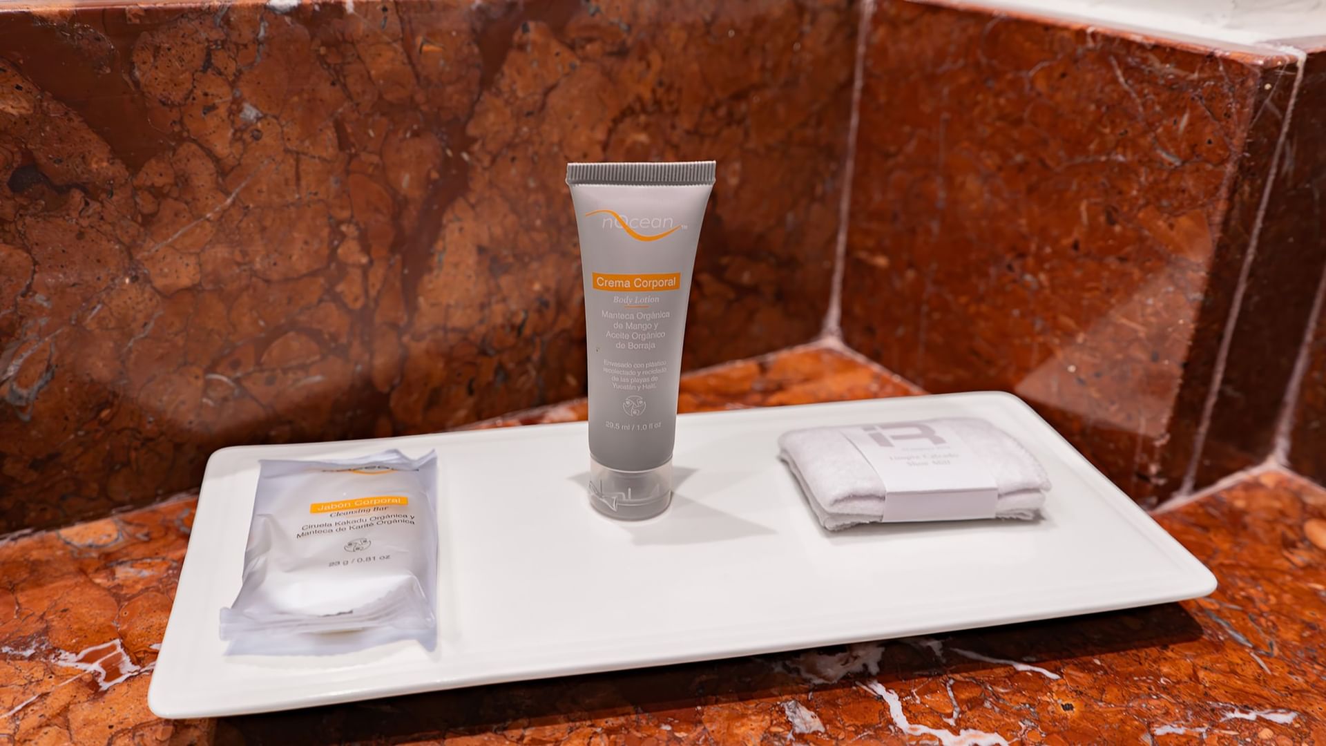 Kit de cortesía en bandeja de mármol en habitación De Lujo 2 Camas Dobles en Real Inn Perinorte Tlalnepantla.