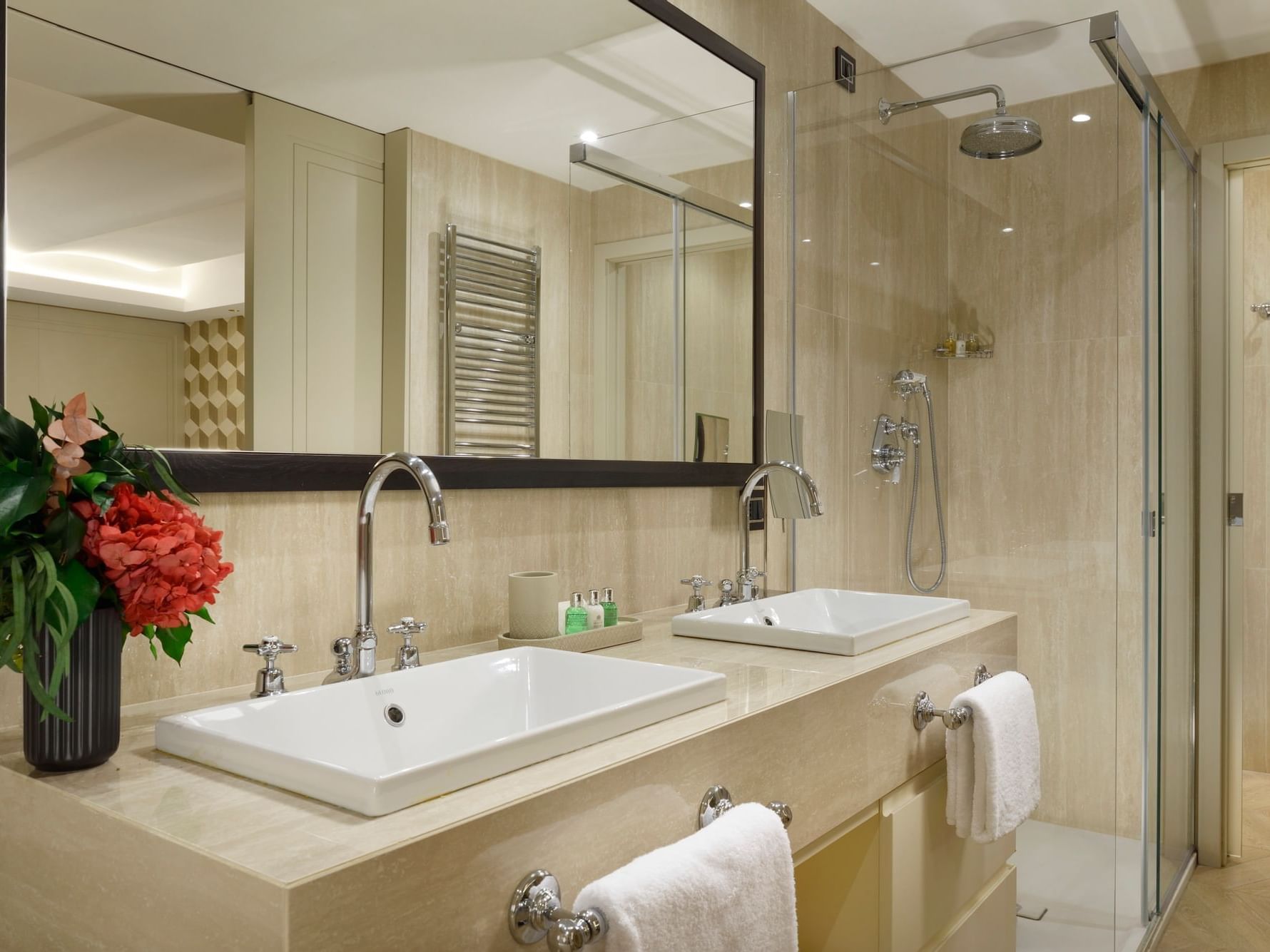 Bathroom vanity with a large mirror and towels in Studio Suite at Margutta 54