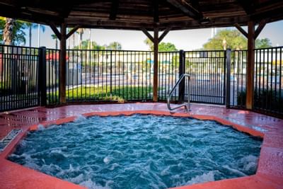 a large, bubbly outdoor jacuzzi