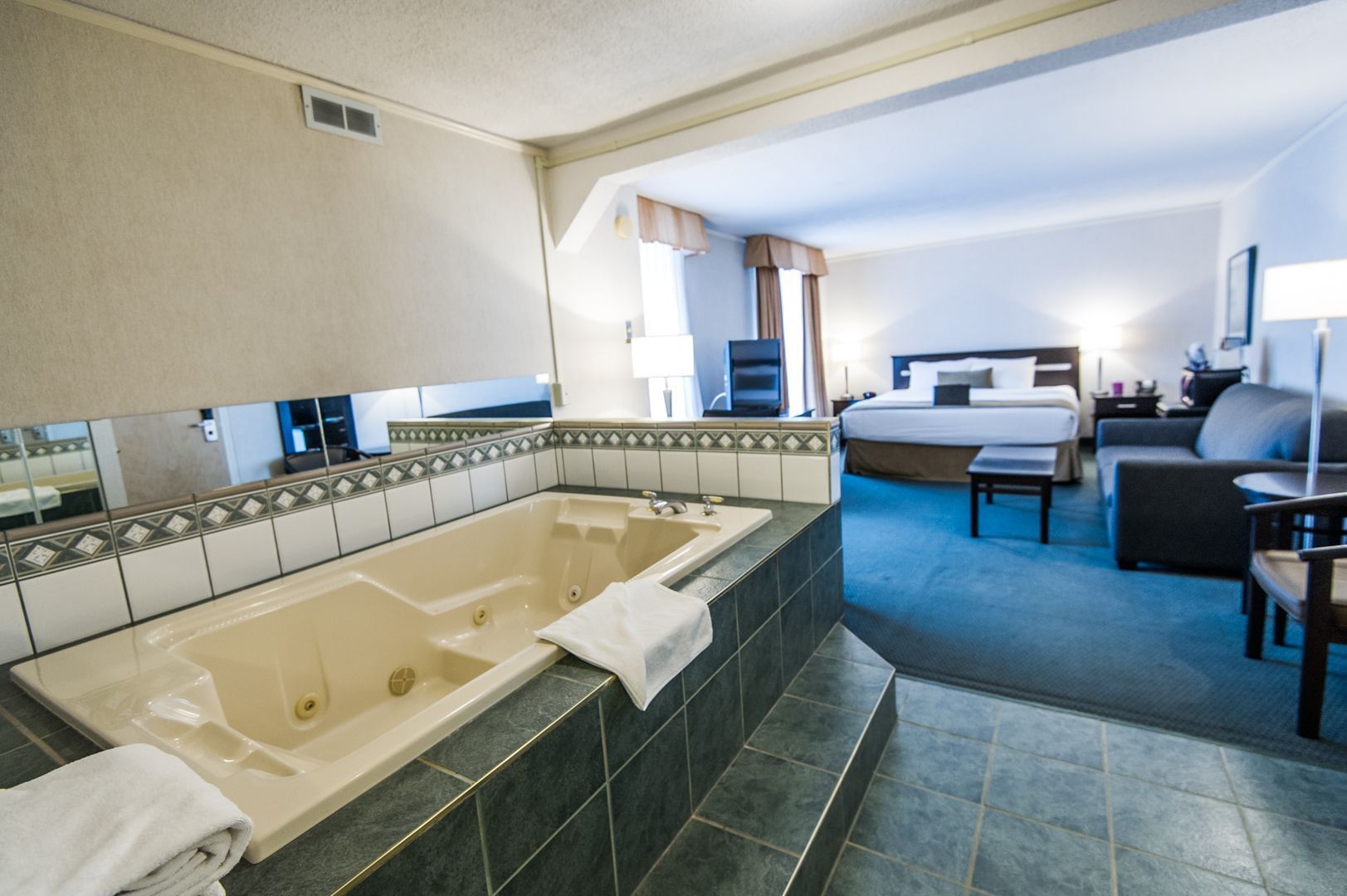 Coast High Country Inn - Premium King Suite Jacuzzi