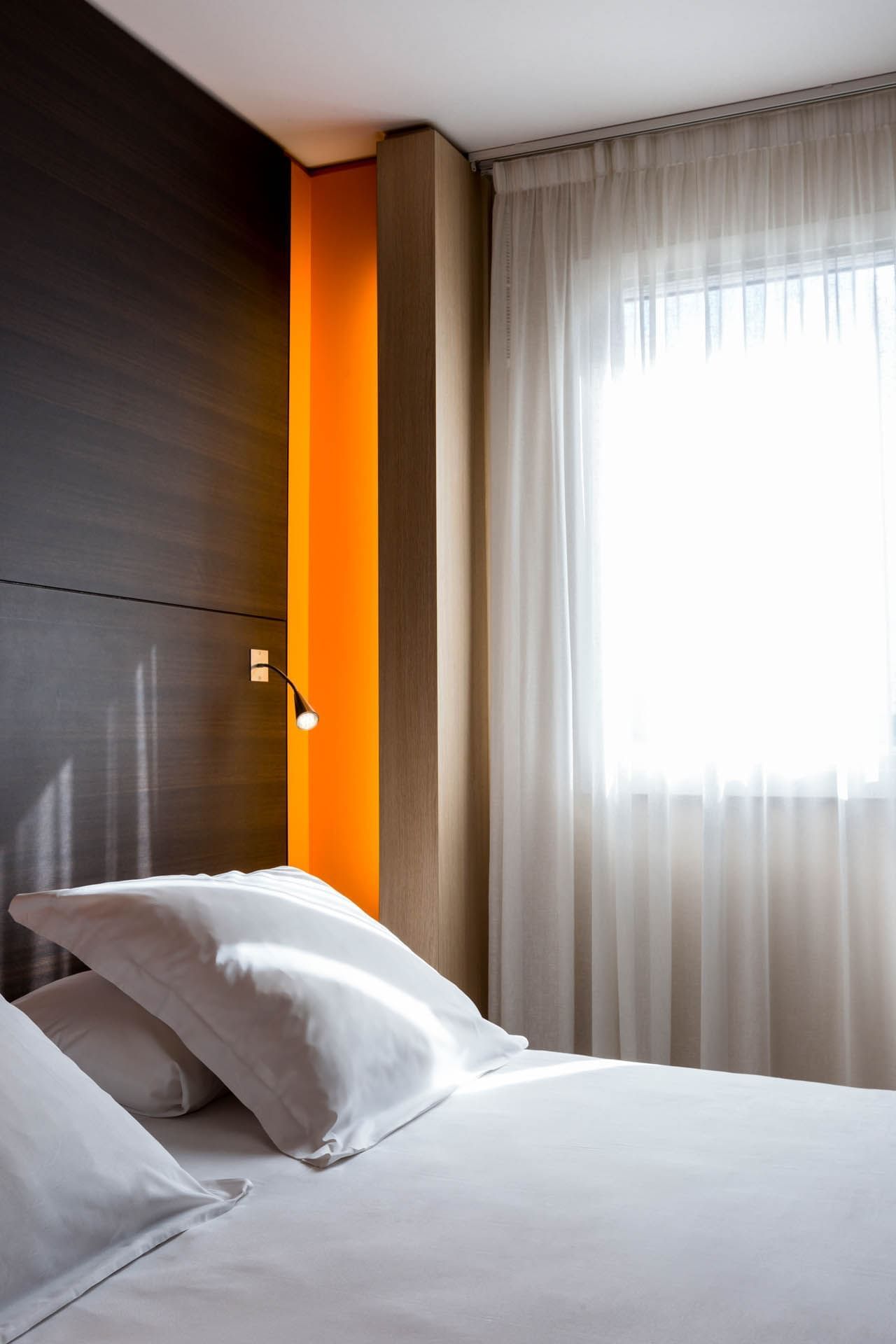 Pillows on a king bed at Oceania Nantes Aéroport