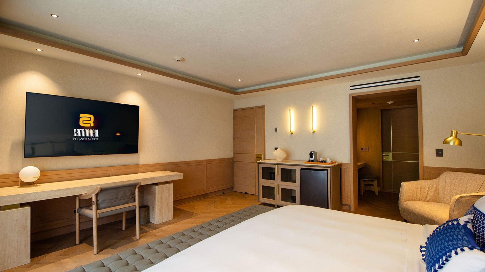 Suite King Fiesta con sala de estar, sofá, TV y mesa de comedor en Camino Real Polanco México