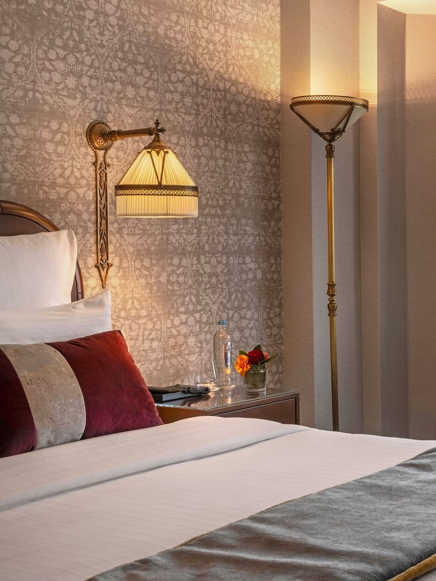 Luxe Deluxe Kamer met kingsize bed en zithoek bij Hotel Barsey by Warwick in Brussel.