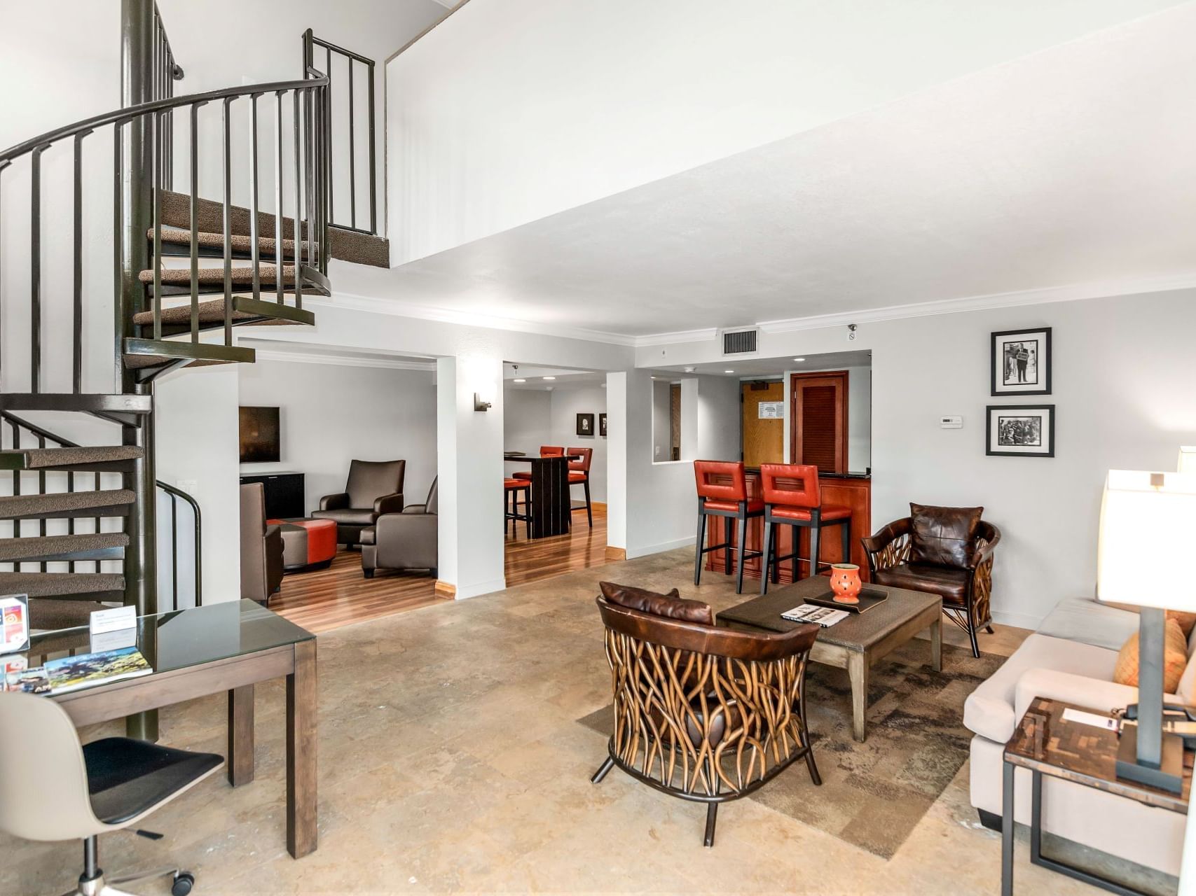 Interior & decor of a living area in Governors Lanai at Miami Lakes Hotel