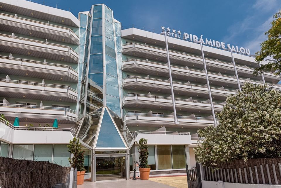 Exterior view of Hotel with entrance Piramide Salou