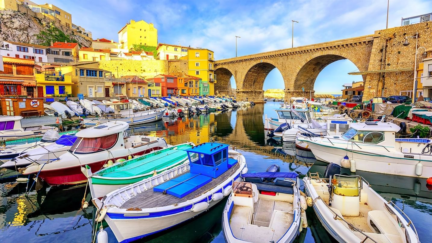 Bateaux amarrés dans le port de la ville avec un pont près des Hôtels Oceania