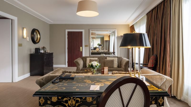 services at warwick paris