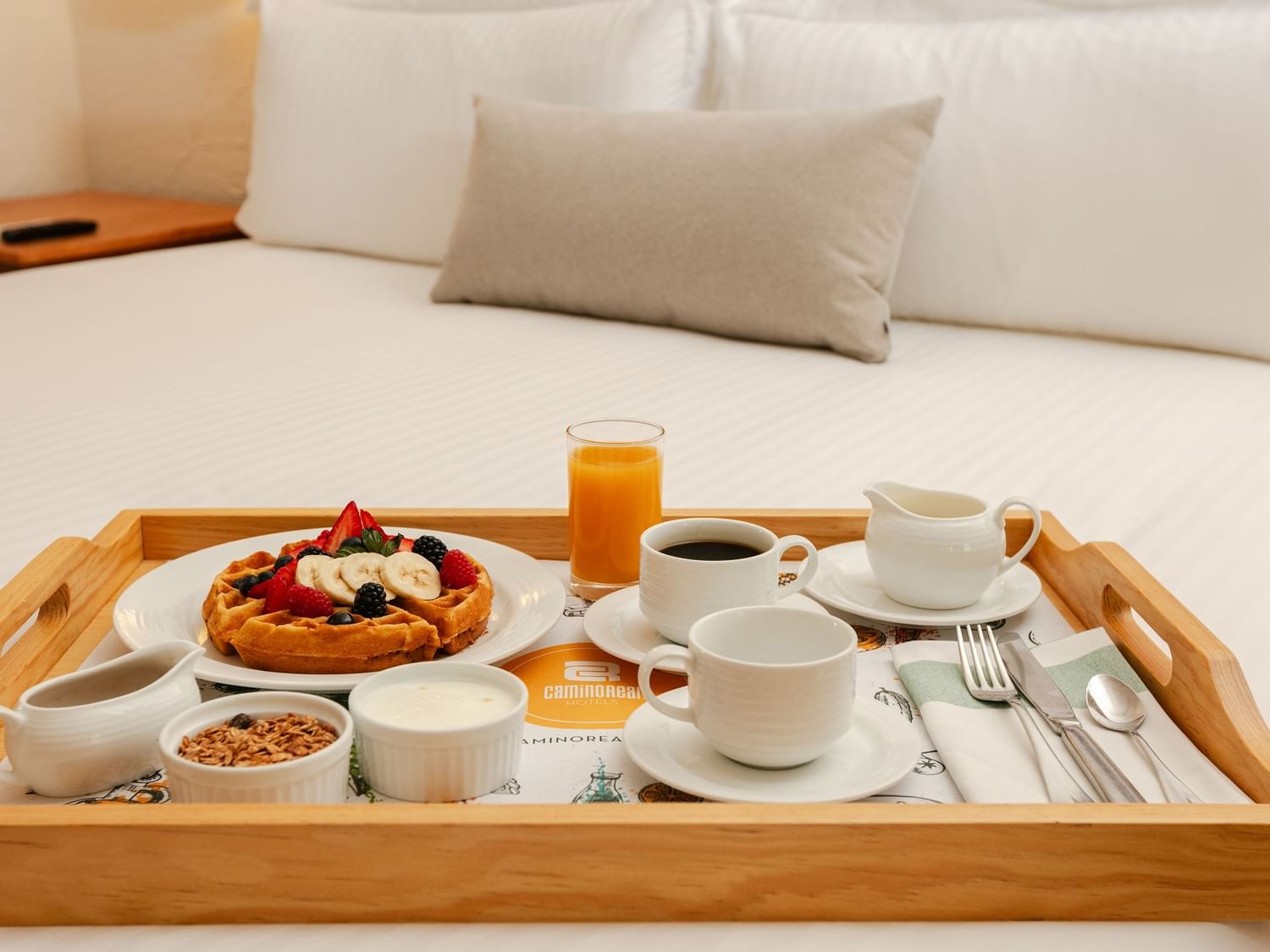 Desayuno en una bandeja de madera en la habitación Camino Real Club King en Camino Real Guadalajara, Zapopan.