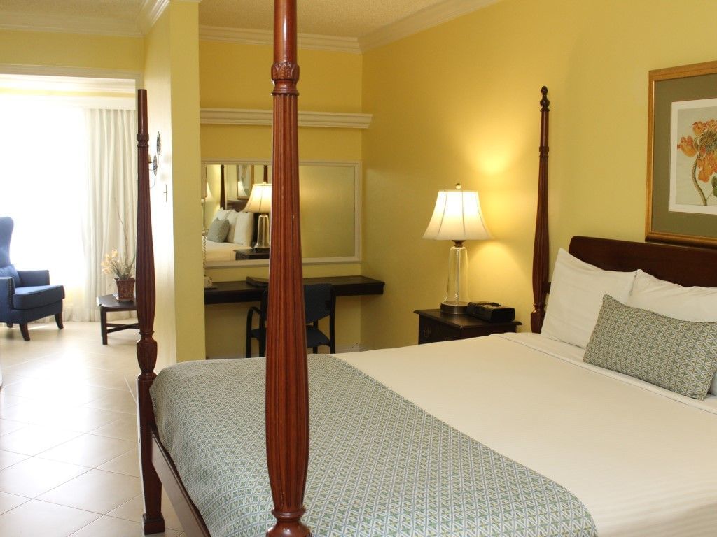 bed with bedposts
