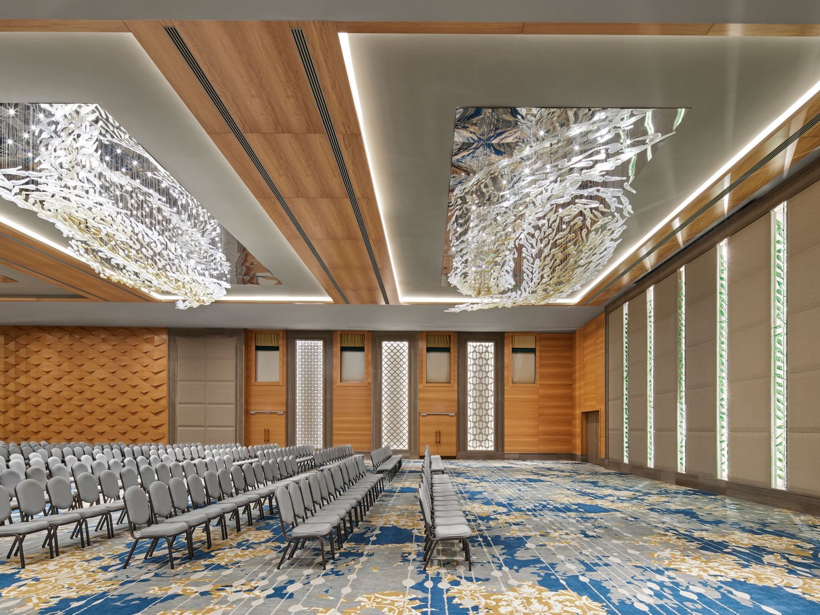 Theaterstuhl-Aufbau im Ballsaal III der Titanic Chaussee Berlin