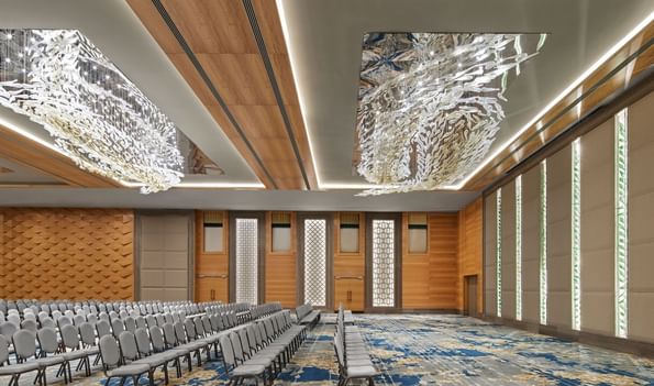 Theaterstuhl-Aufbau im Ballsaal III der Titanic Chaussee Berlin