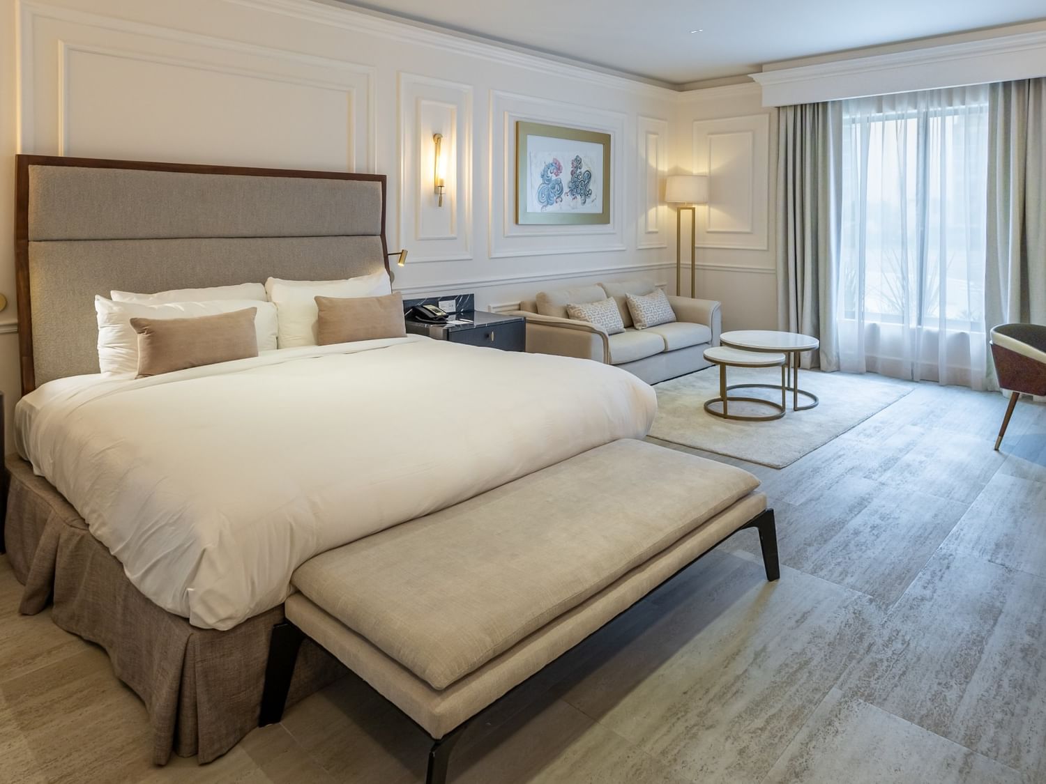 Suite Gran Clase Premium King con cama king, sala de estar y decoración elegante en Quinta Real Monterrey.