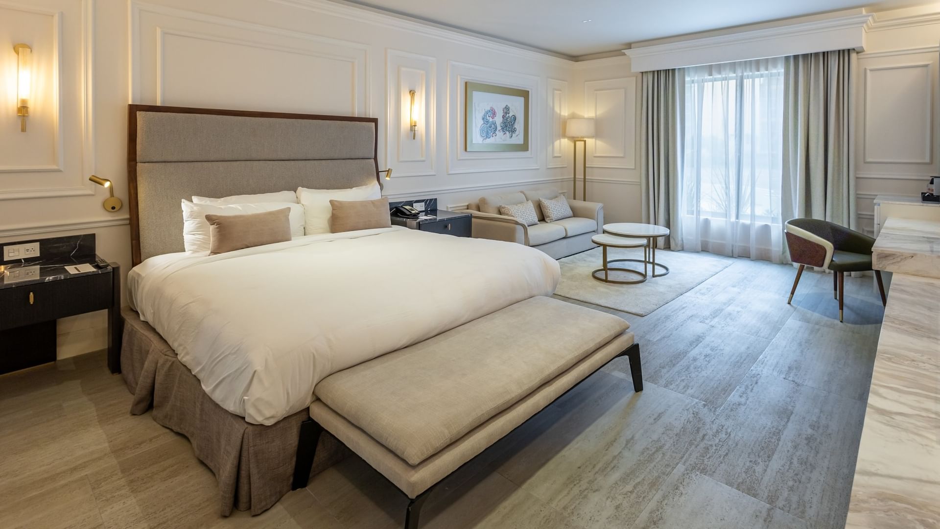 Suite Gran Clase Premium King with king bed, seating area, and elegant decor at Quinta Real Monterrey.