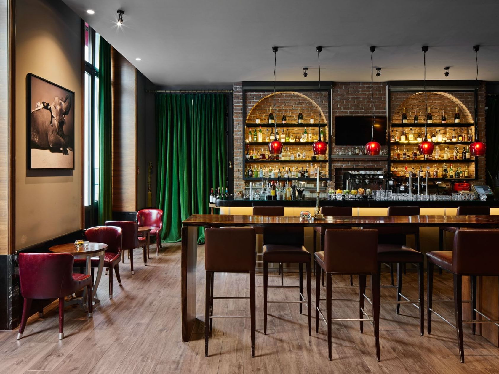 Gedeckte Tische mit Weinkühler in der Schinkel Bar im Titanic Gendarmenmarkt Berlin