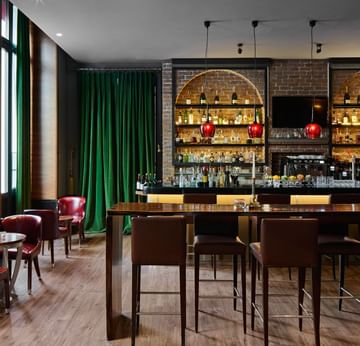 Bar shelves & table set-up with chairs of Schinkel Bar at Titanic Gendarmenmarkt Berlin