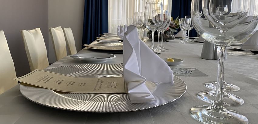 Mesa decorada en el restaurante de Ritz Apart Hotel