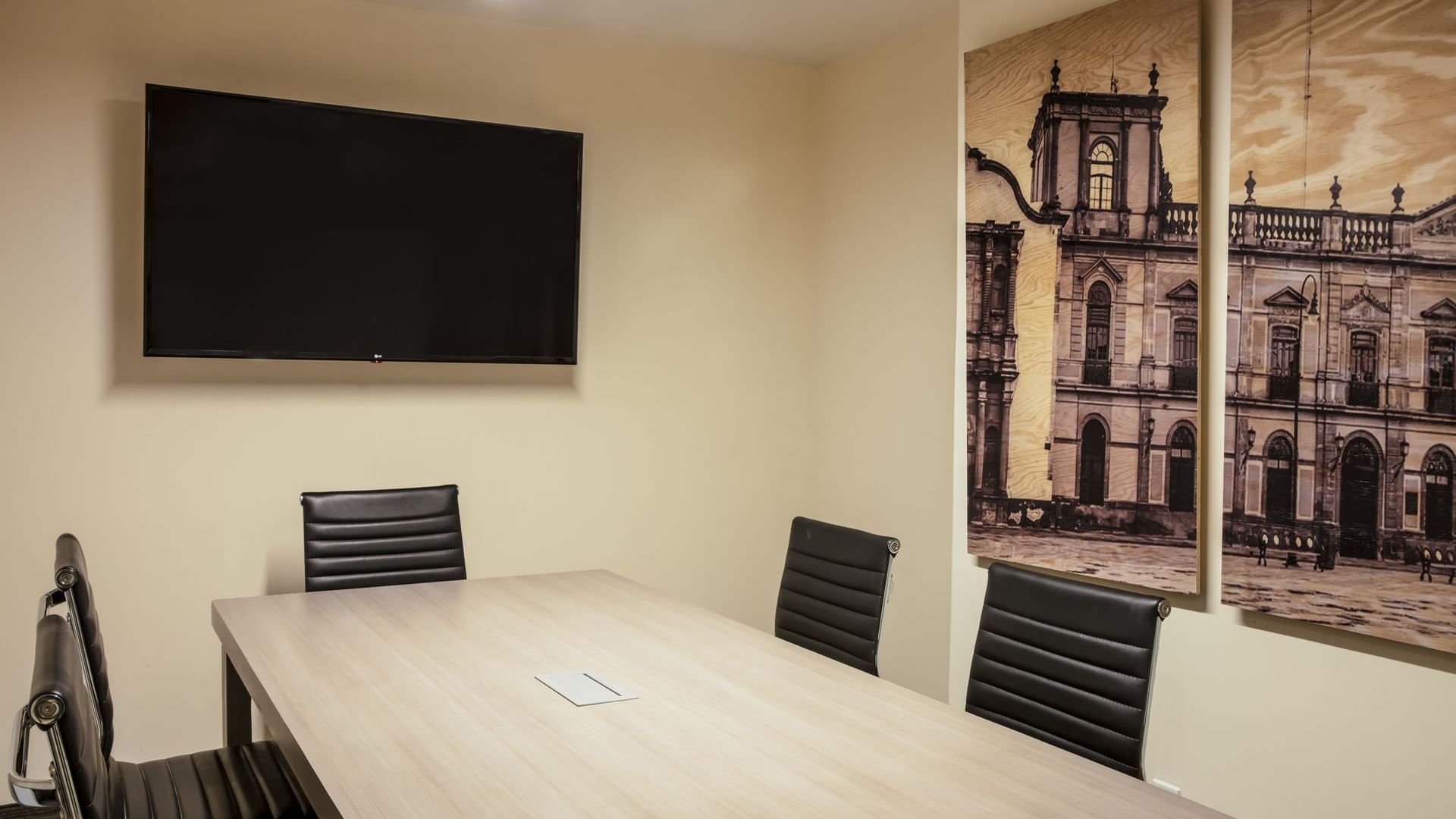 Table setup in Boardroom at Fiesta Inn San Luis Potosí Oriente