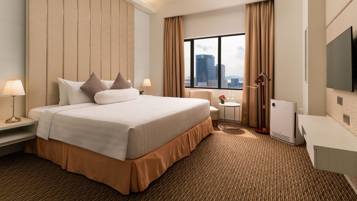 Premier Suite King bedroom with city view