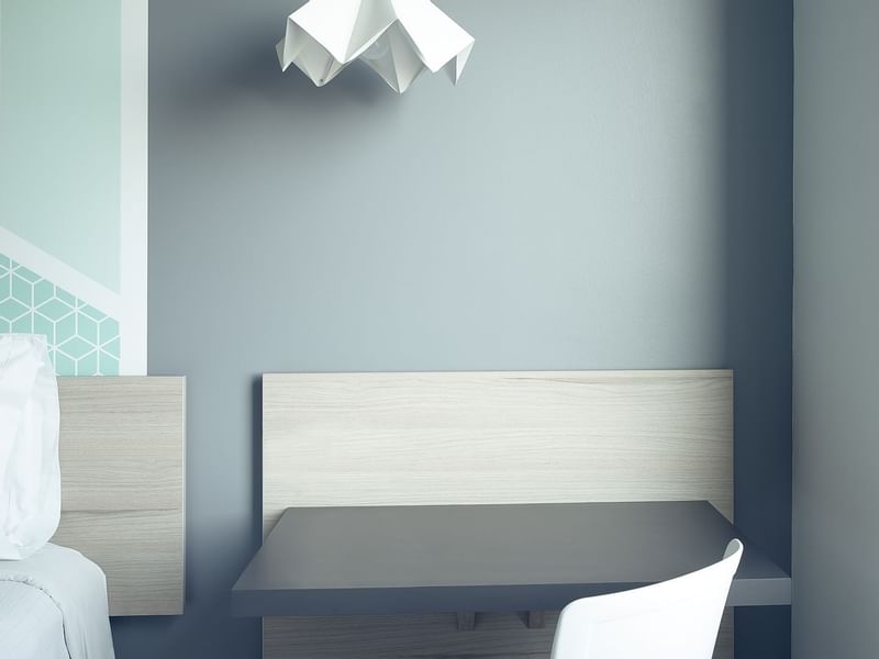 Mesa de estudio junto a la cama en Dormitorio Superior de One Hotels