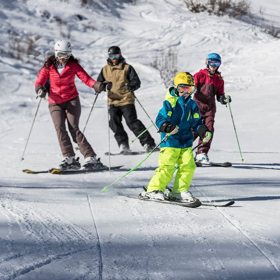 Four skiers on a snowy slope near Falkensteiner Club Funimation Katschberg