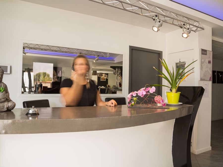 A receptionist at the reception desk in Hotel des Arts