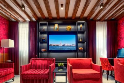 Interior of a spacious lounge area at Hotel Bisanzio 