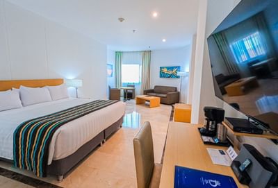 Acogedora cama y sofá en Standard King en Hotel Dann Carlton Barranquilla