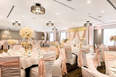 Floral banquet tables in the Horizons at Best Western Premier