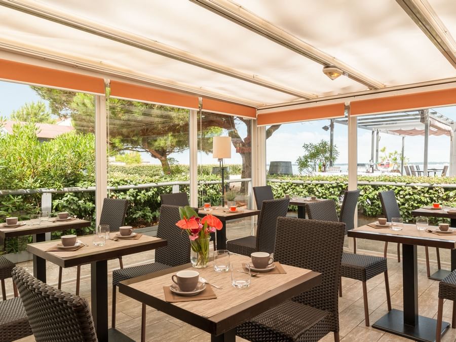 The restaurant with dining tables at Hotel de la Plage