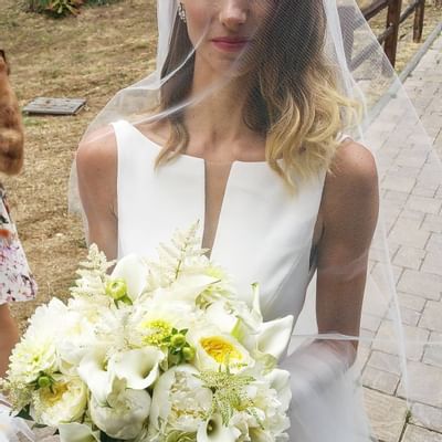 Bride in avail & a bouquet of flowers at Heritage House Resort