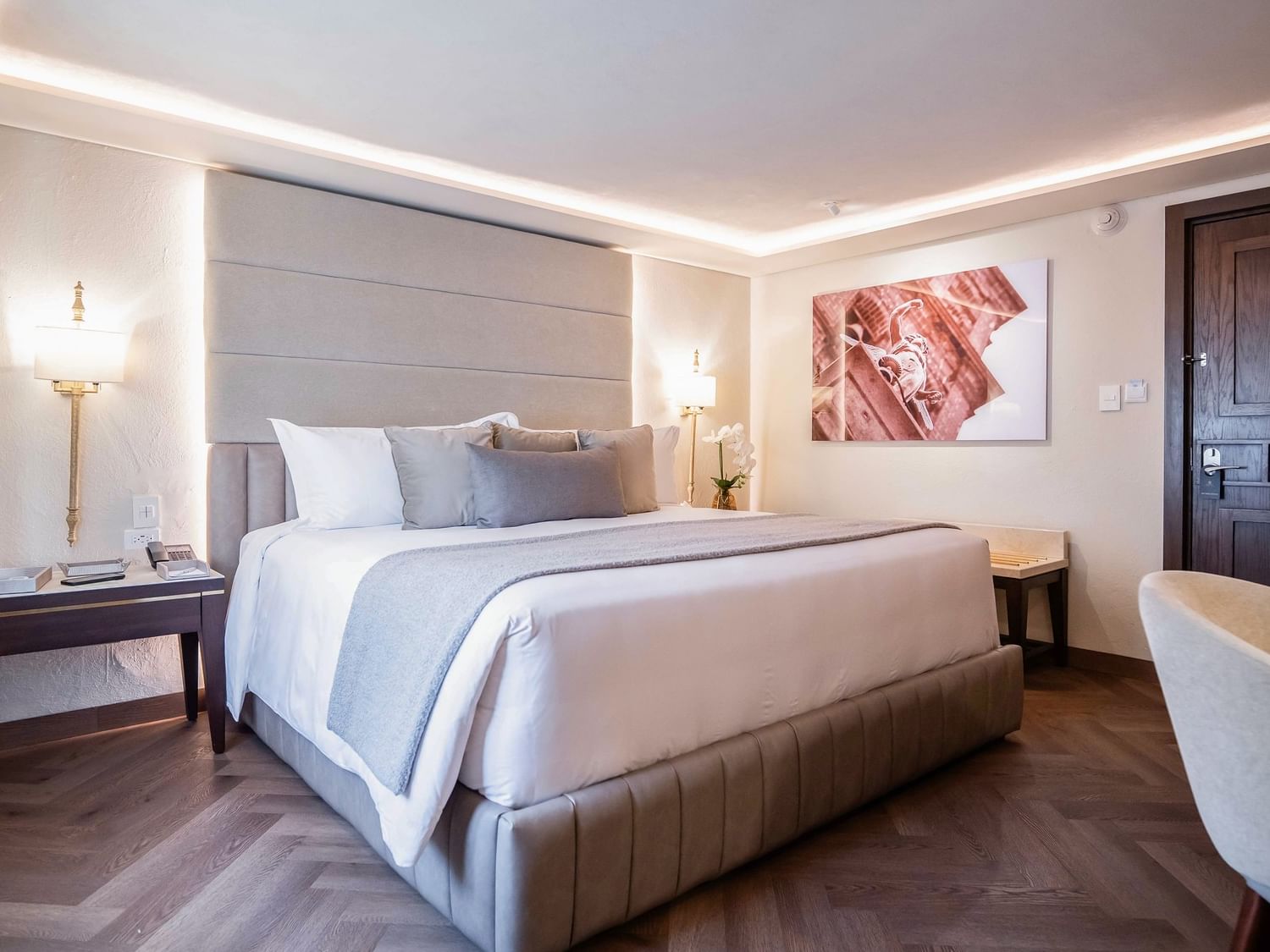 King New Class room with a large bed, artwork, and modern decor at Quinta Real Puebla, Heroica Puebla de Zaragoza.