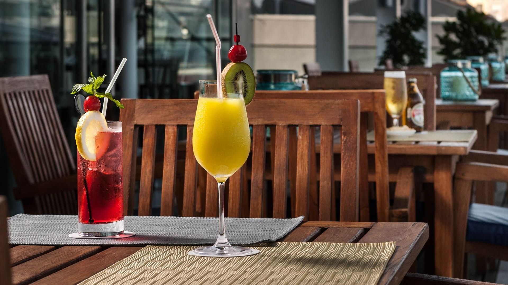 Close-up of cocktails served in Palhabote Bar at Hotel Marina Atlântico