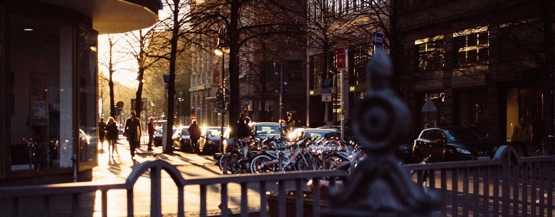 Menschen bei der Arbeit auf der Straße in der Nähe der Flemings Hotels