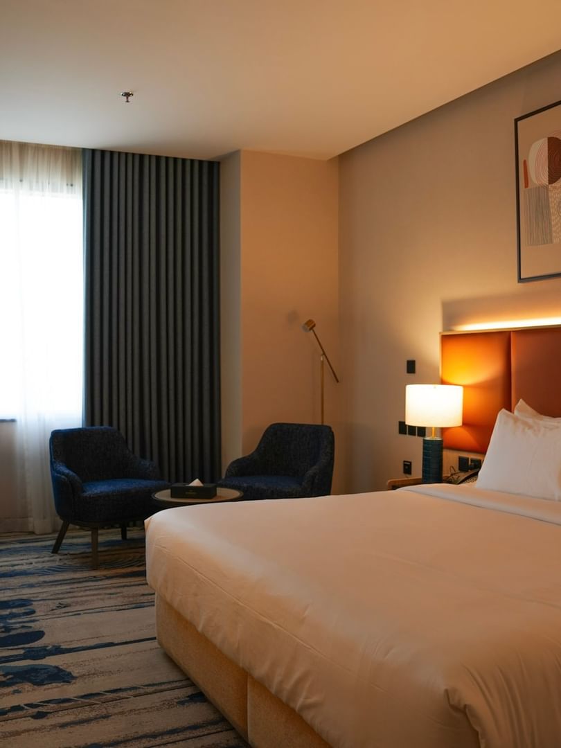 Deluxe room with a large bed and modern decor at Warwick Hotel & Spa - Jeddah.