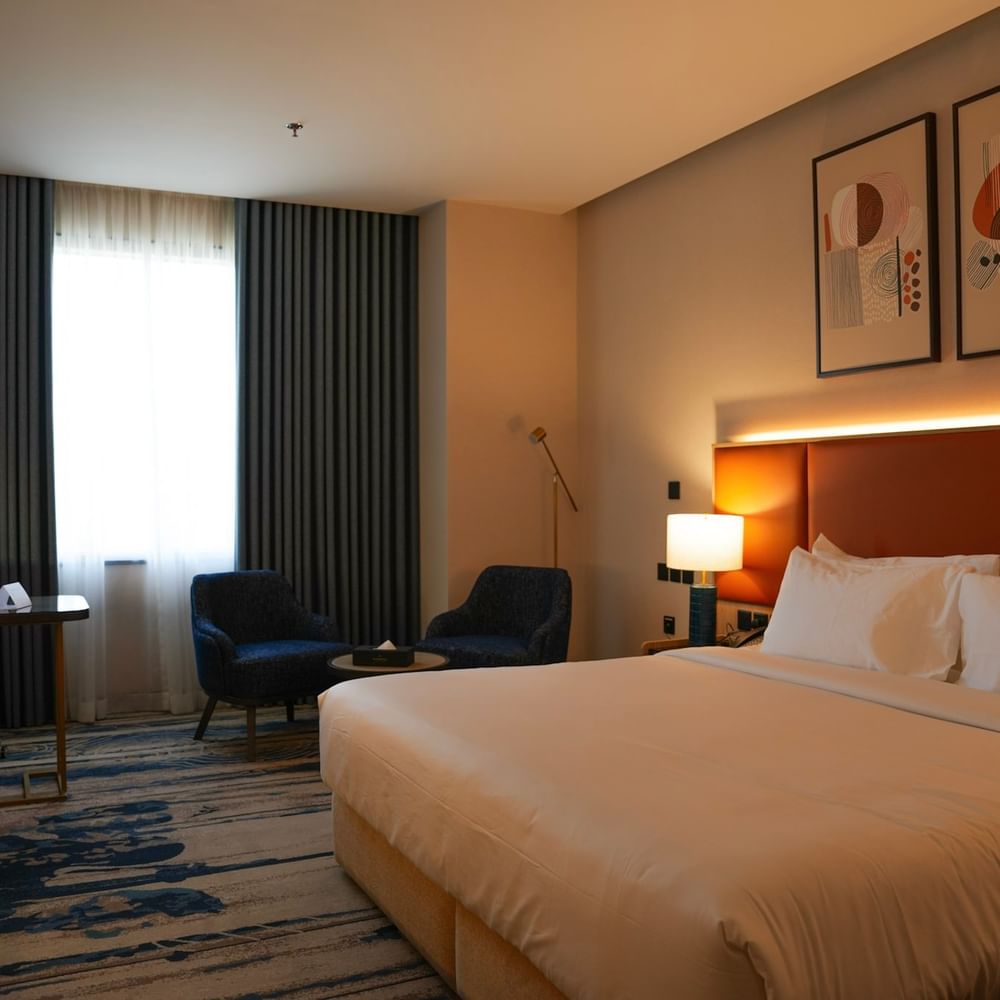 Deluxe room with a large bed and modern decor at Warwick Hotel & Spa - Jeddah.