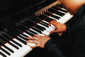A piano man performing a hit song at the Pat Obrien's Piano Bar in Universal City Walk.
