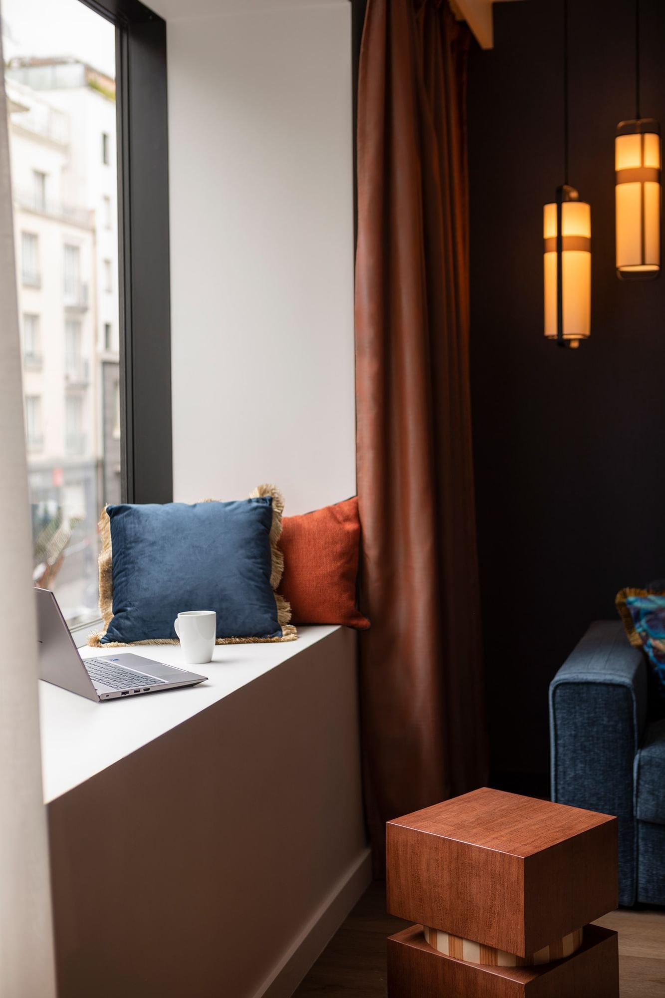 Salon de fenêtre dans une Suite à Oceania Le Conti Brest